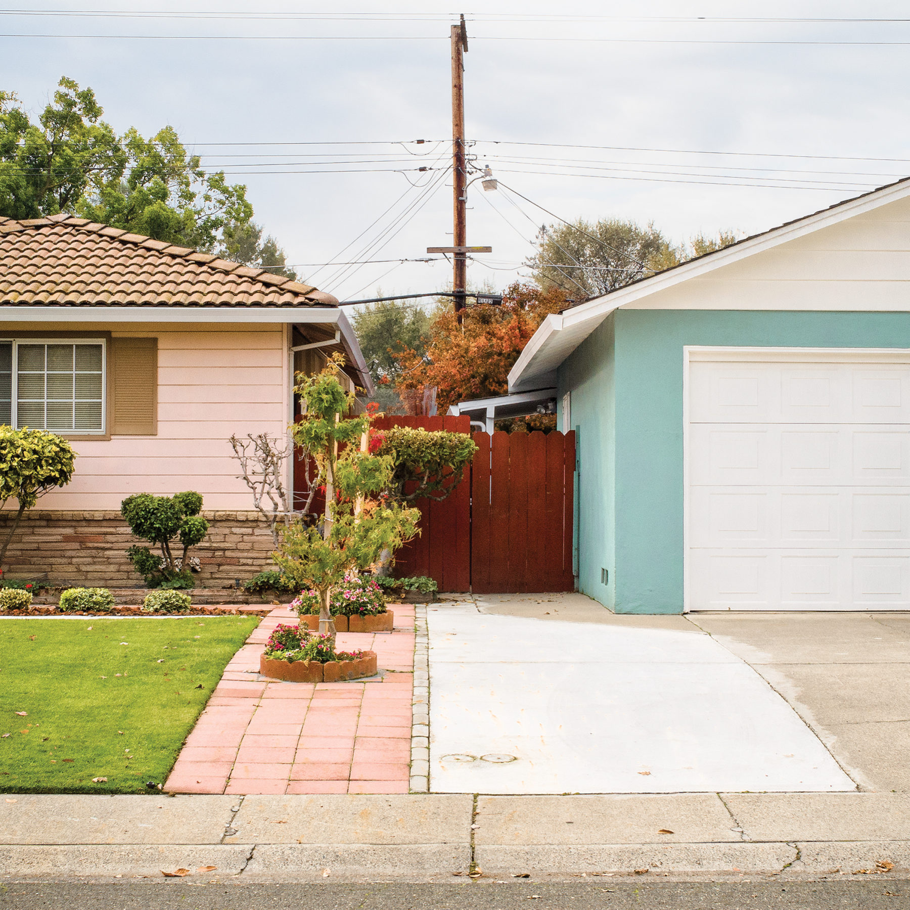 Property Line': photographs by Roberta Neidigh